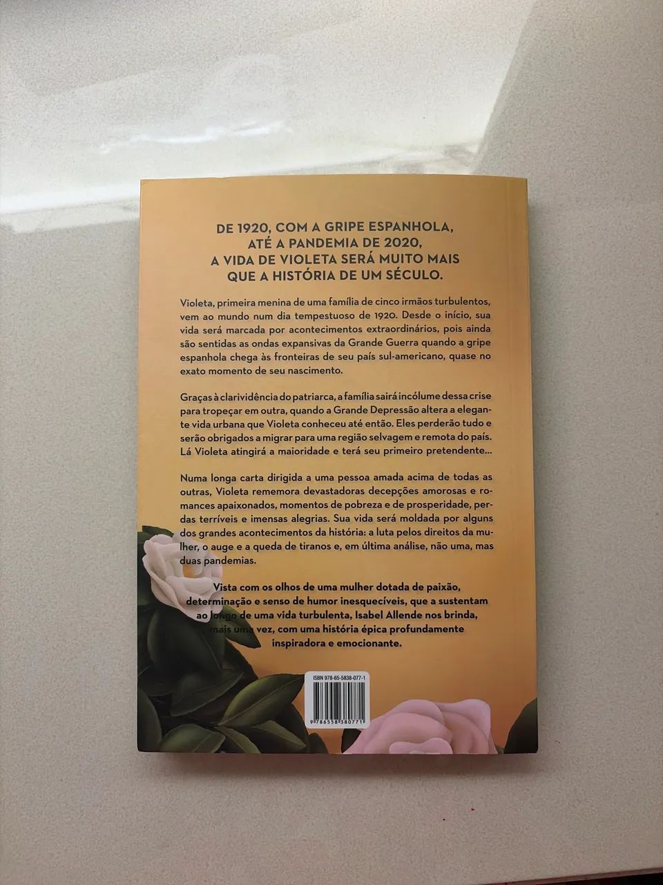 Livro Violeta de Isabel Allende - Foto 3