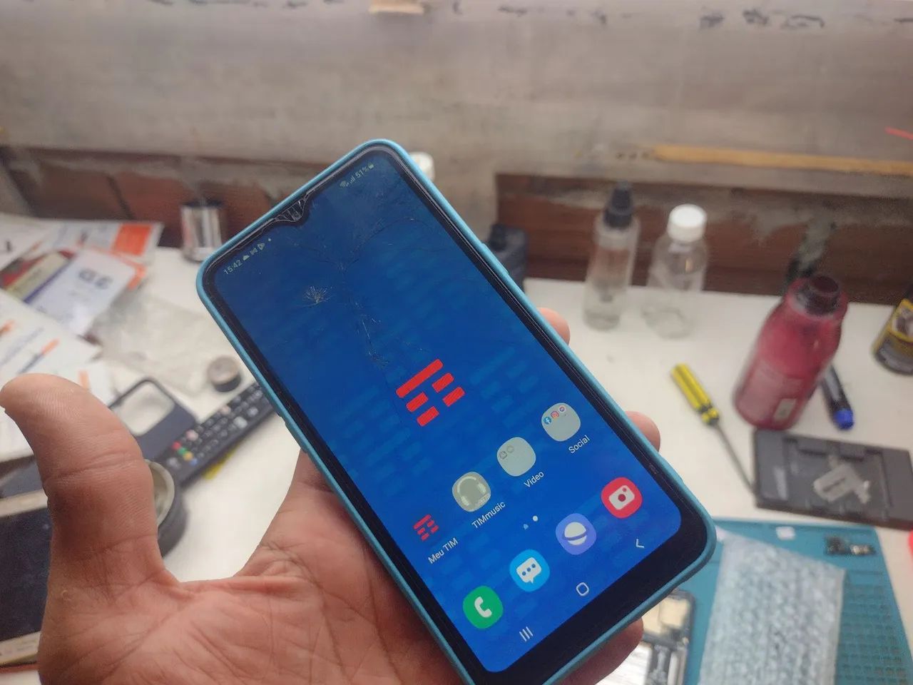 Samsung A10S 32GB LEVEMENTE trincado - Foto 5