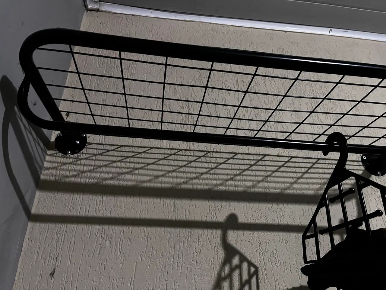 02 Arara de parede com prateleira aramada e cabideiro