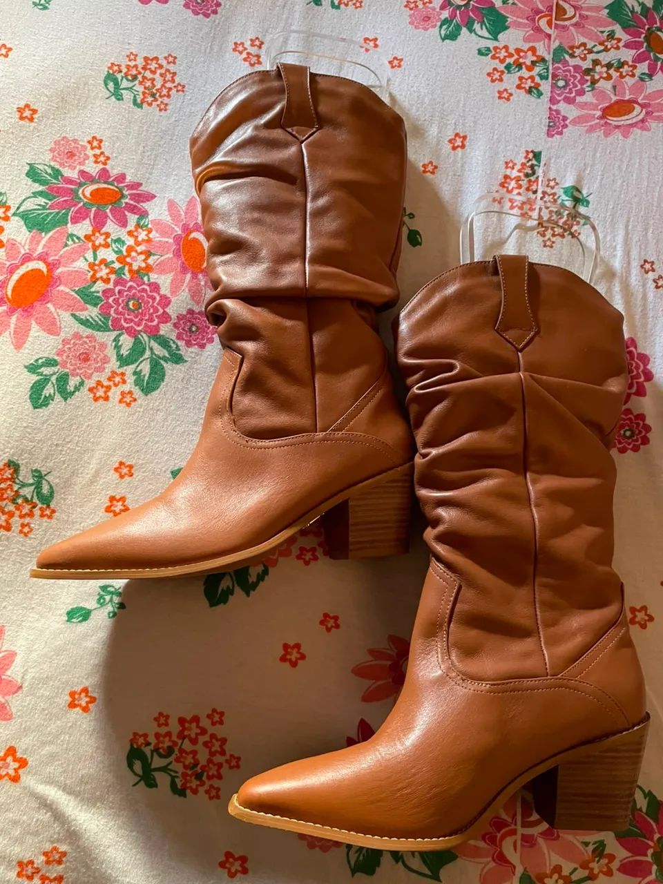 Bota salto médio couro camel