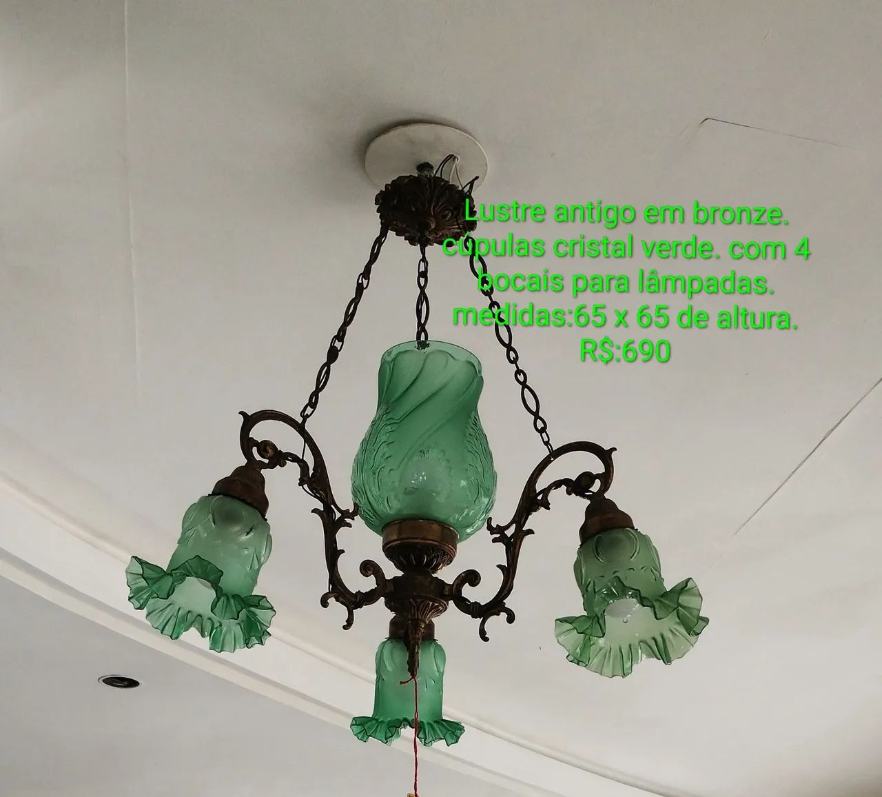 Lustres antigos em bronze fundido e cúpulas cristal verde. Descrição ...