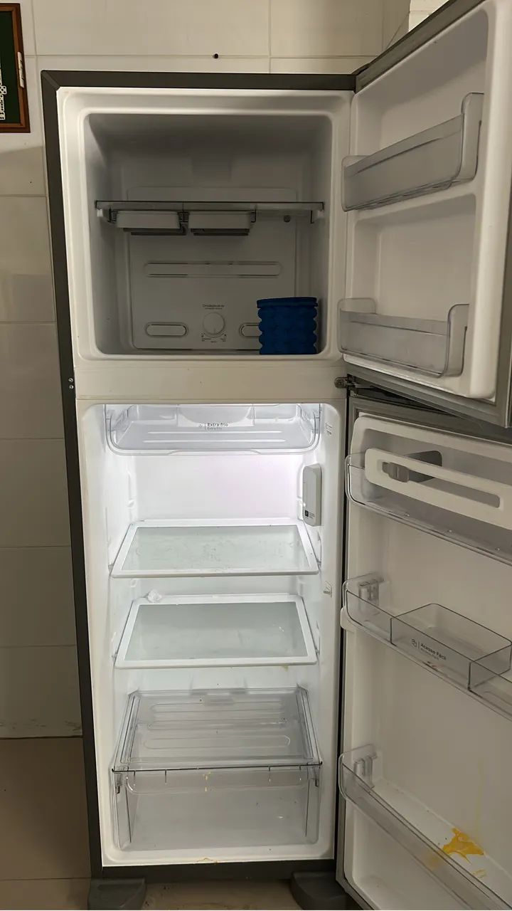 Vendo geladeira semi nova prata  - Foto 3