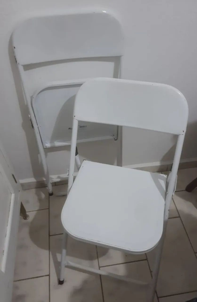 Vendo 2 cadeiras brancas