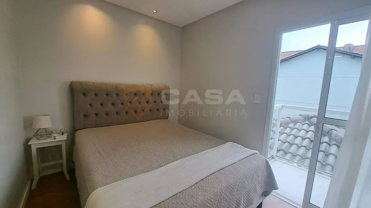 Charme no Condomínio Ecovillage: casa duplex com 2 quartos e varanda