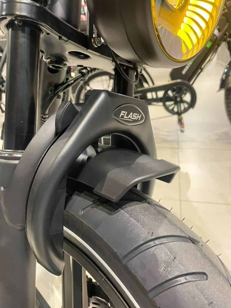 R8 FLASH  - Foto 3