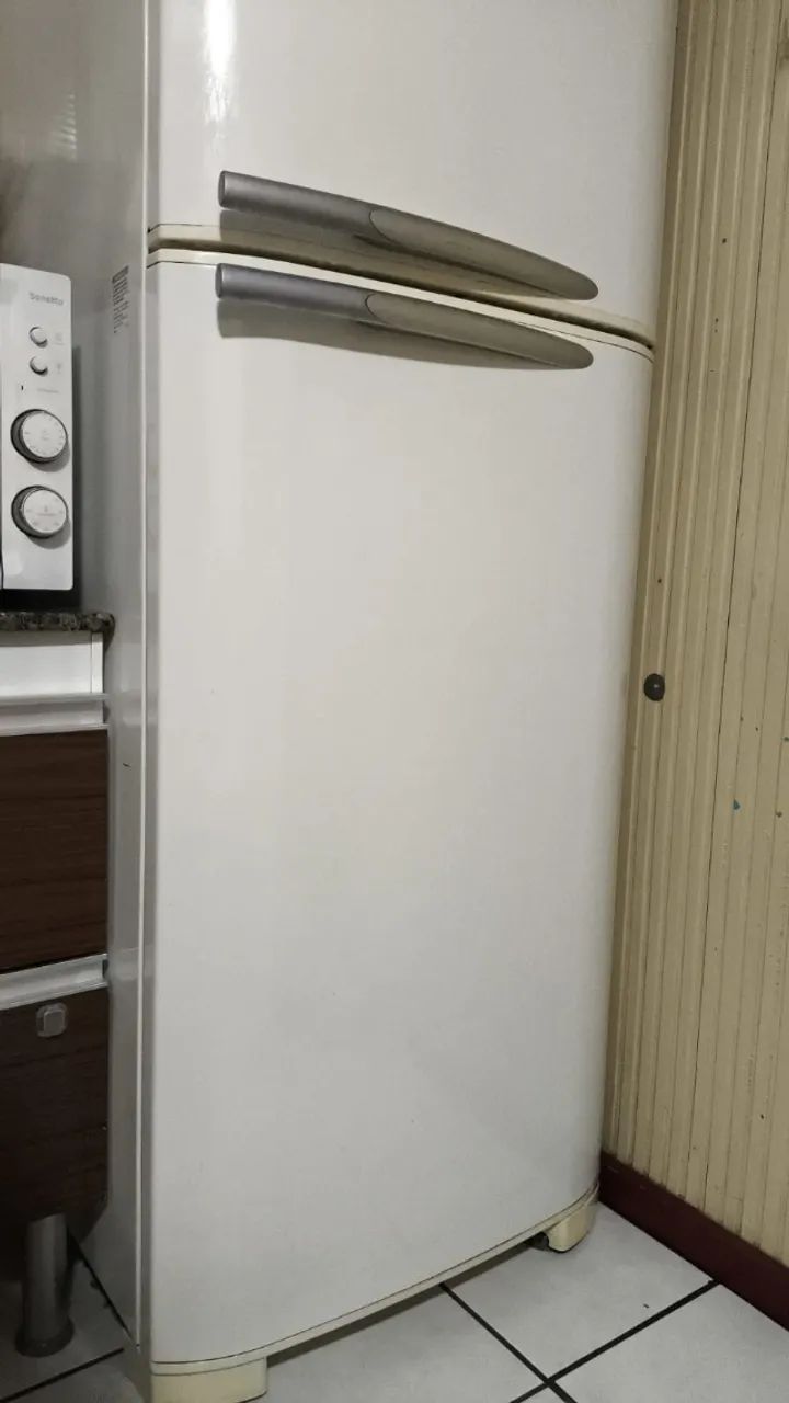 Geladeira Duplex Frost Free Electrolux usada