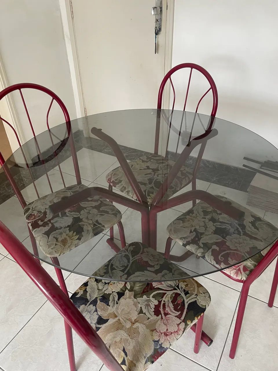 Mesa com tampo de vidro com quatro cadeiras - Foto 5