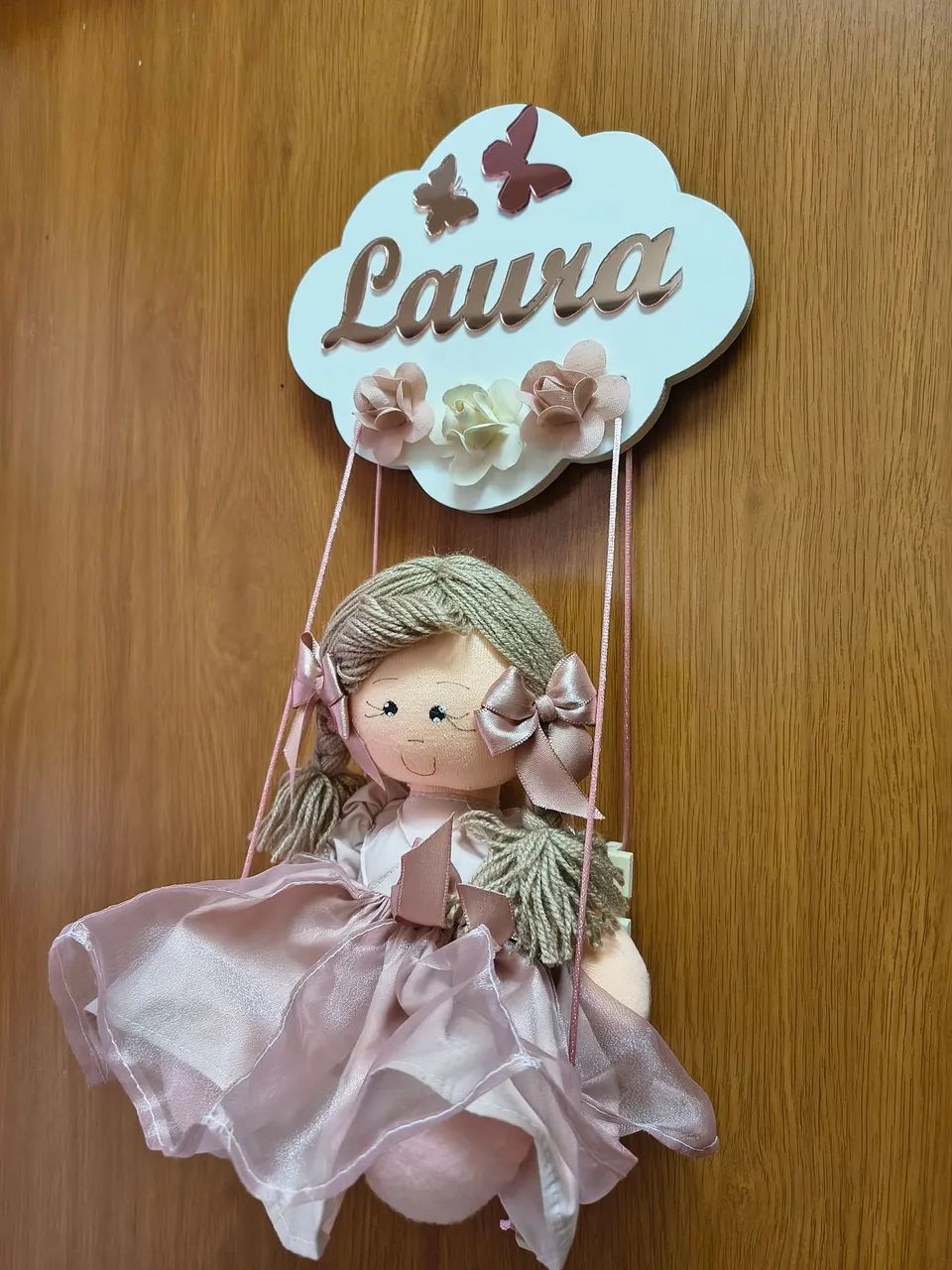 Balancinho com boneca de tecido ideal para decorar porta de quarto de bebê  - Foto 3