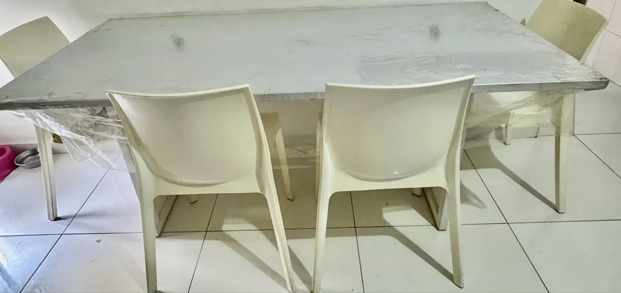 Mesa com 4 cadeiras 