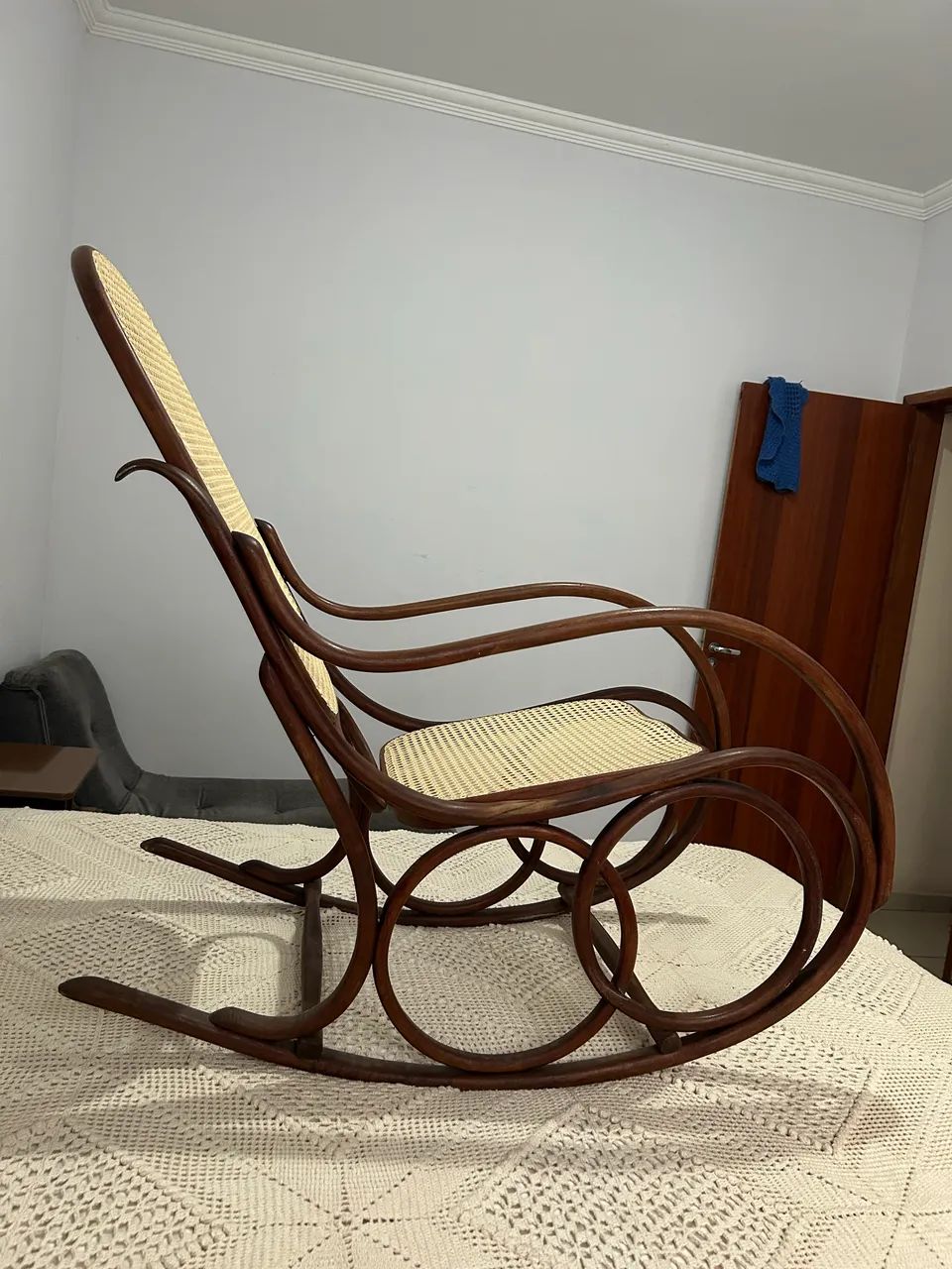 Vendo cadeira de balanço antiga  - Foto 2