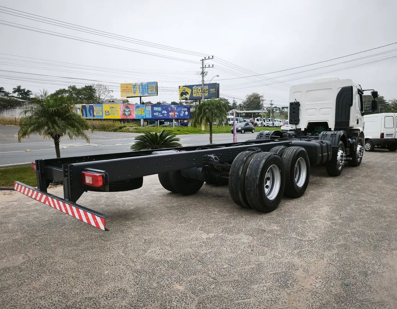 Volvo VM330 8x2 ano 2015 cambio manual  - Foto 3