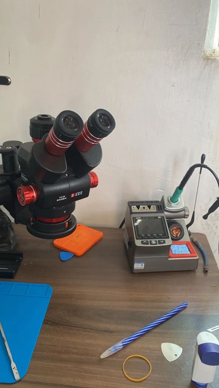 Microscópio trinocular