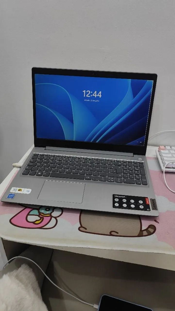 Vendo um notebook Lenovo - semi-novo 
