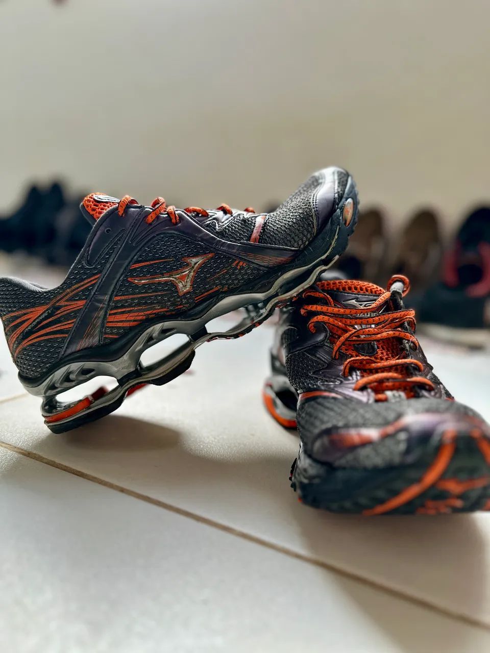 Mizuno Wave Prophecy 1 - Preto/Laranja - Foto 2