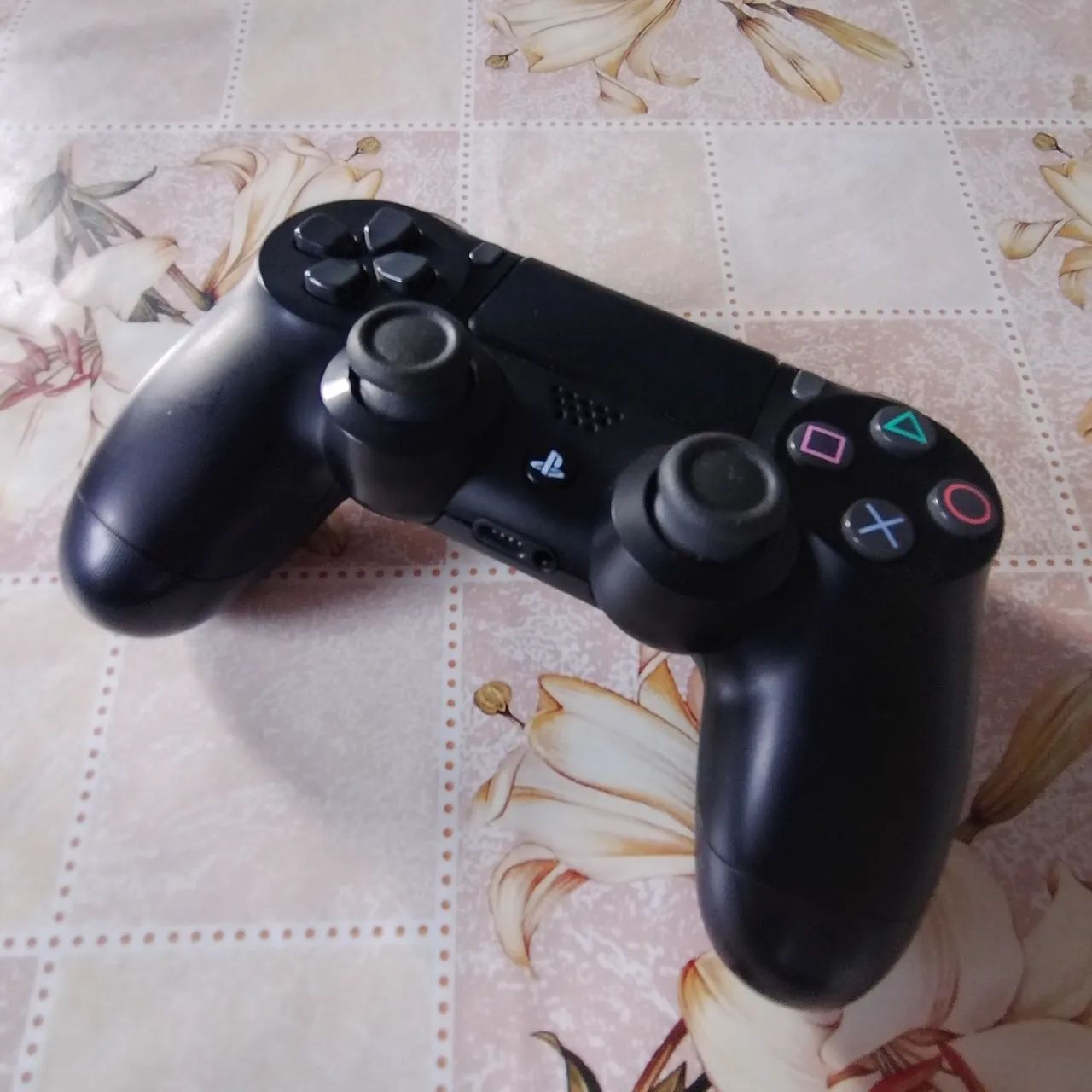 PS4 Slim 1TB (2 Controles) - Foto 3