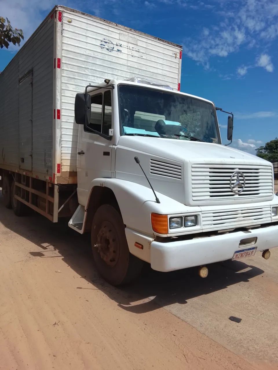 CAMINHÃO TRUCADO BAÚ 