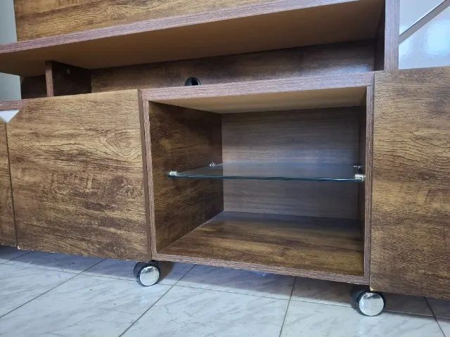 Rack em MDF com prateleiras, portas e rodózios - Foto 2