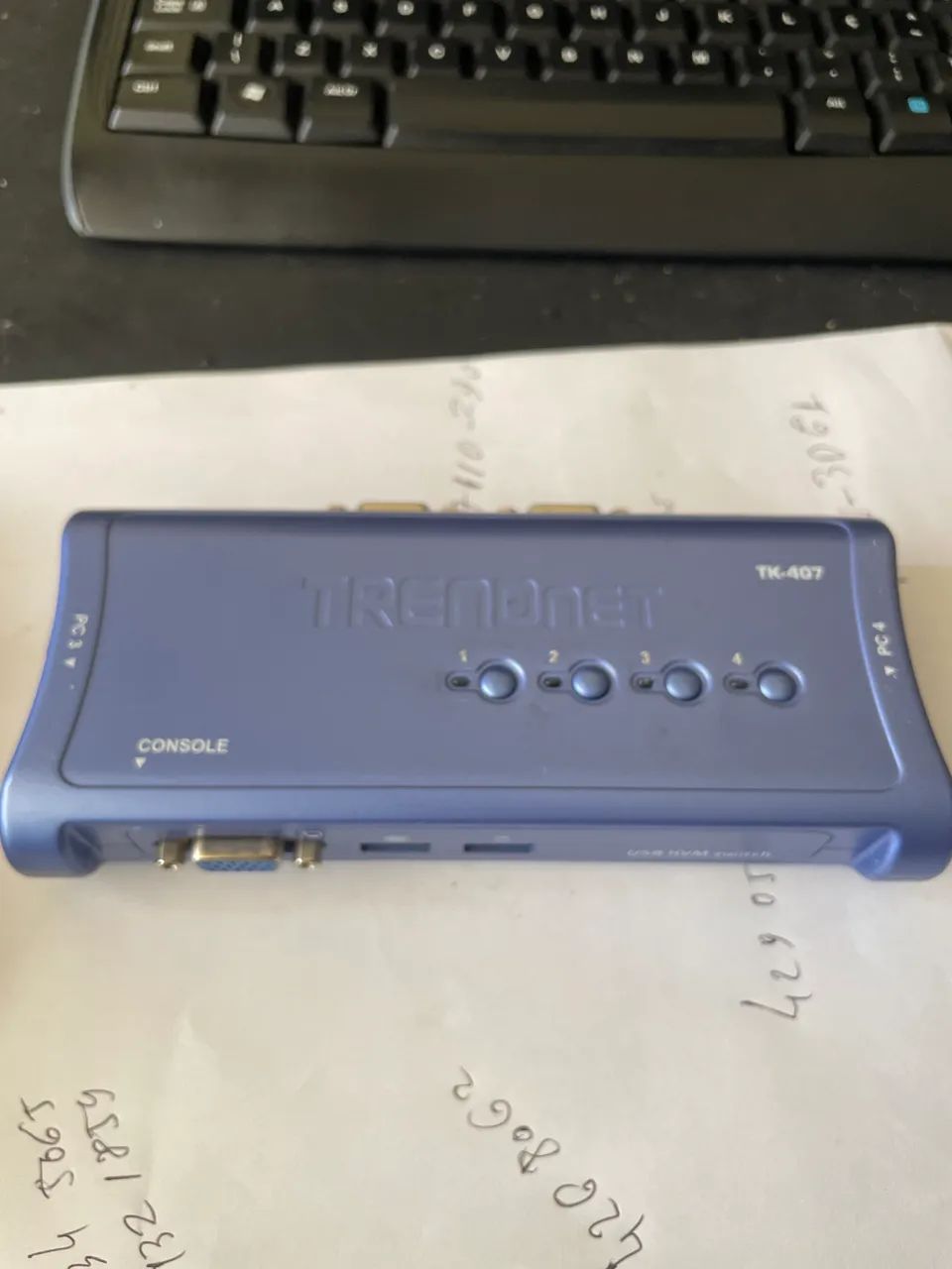 Chaveador KVM TRENDnet de 4 portas, modelo TK-407K.
