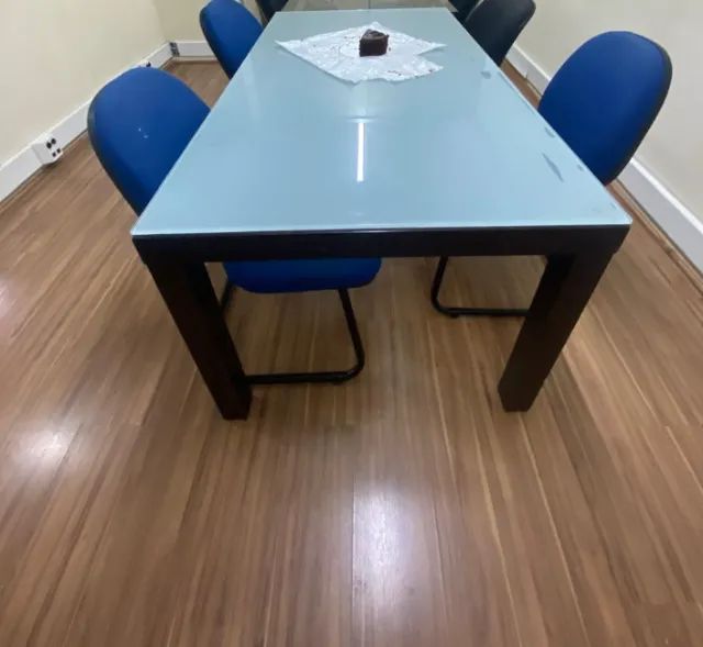 Mesa com tampo de vidro