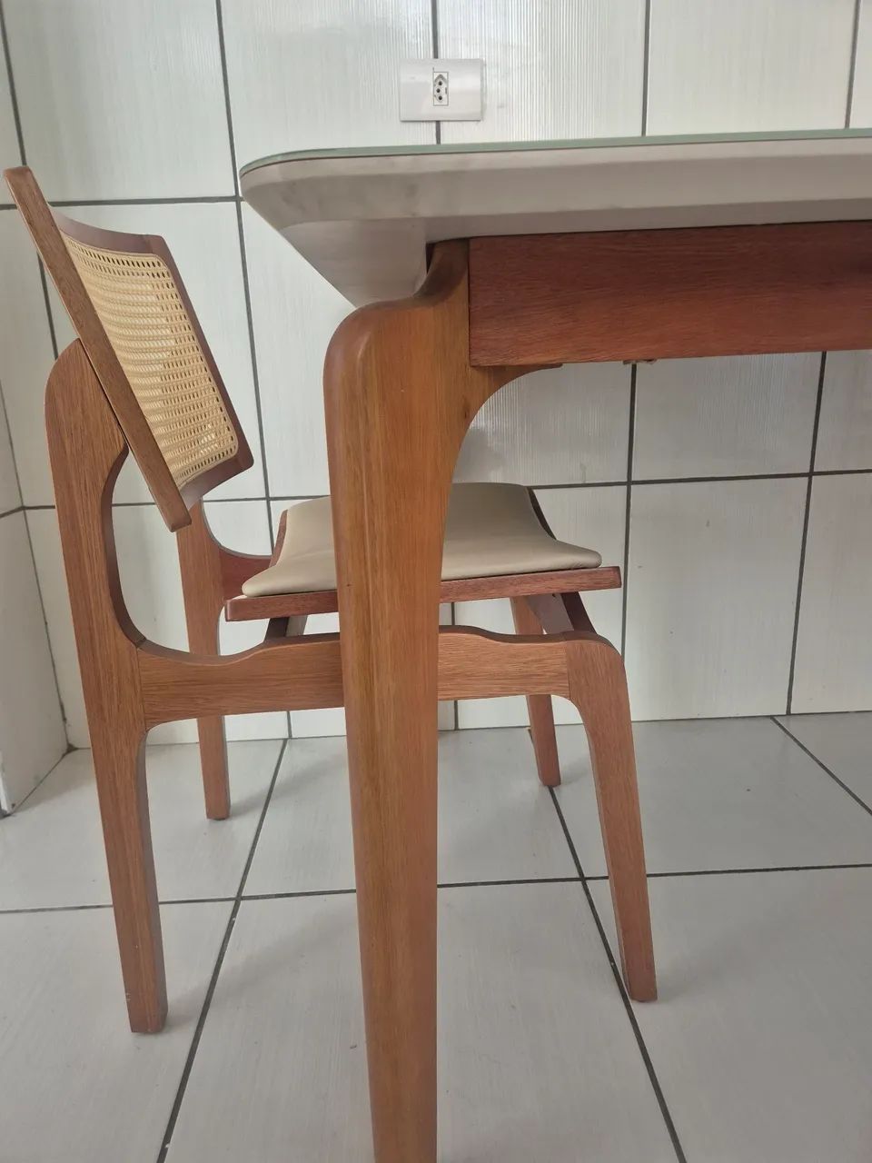 Linda Mesa Madeira Maciça com Tampo de Vidro + 2 cadeiras - Foto 2