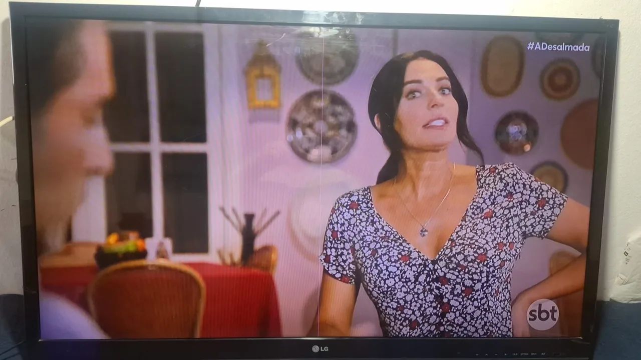 Tv 42: polegadas tela fina em ótimo estado 42 polegadas não e esmart  controle não tem pé  - Foto 4