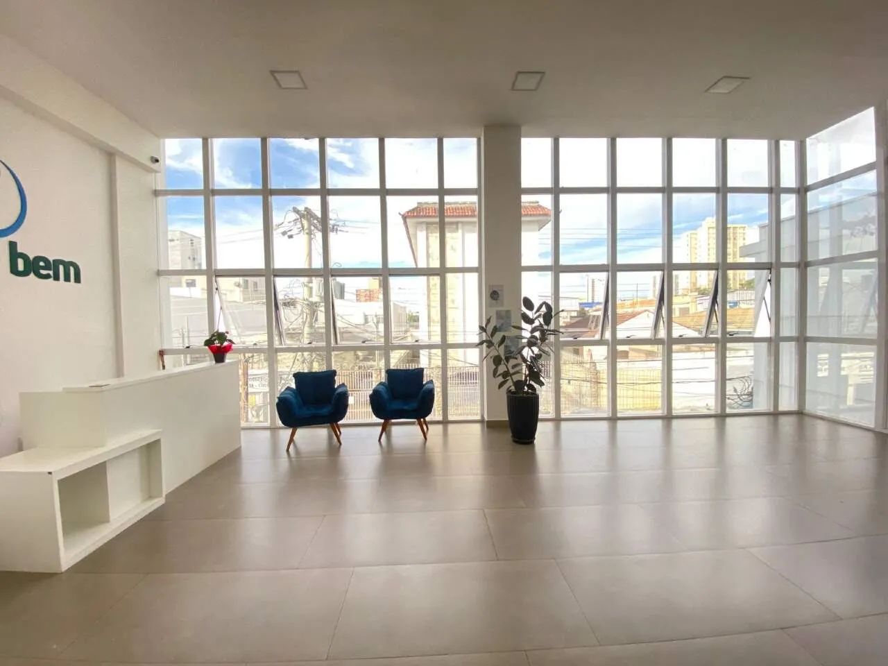Sala Comercial em Prédio Novo no Coração do Barreiro de Baixo