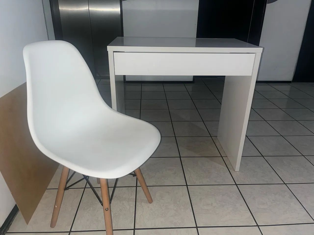 Escrivaninha com cadeira  - Foto 2