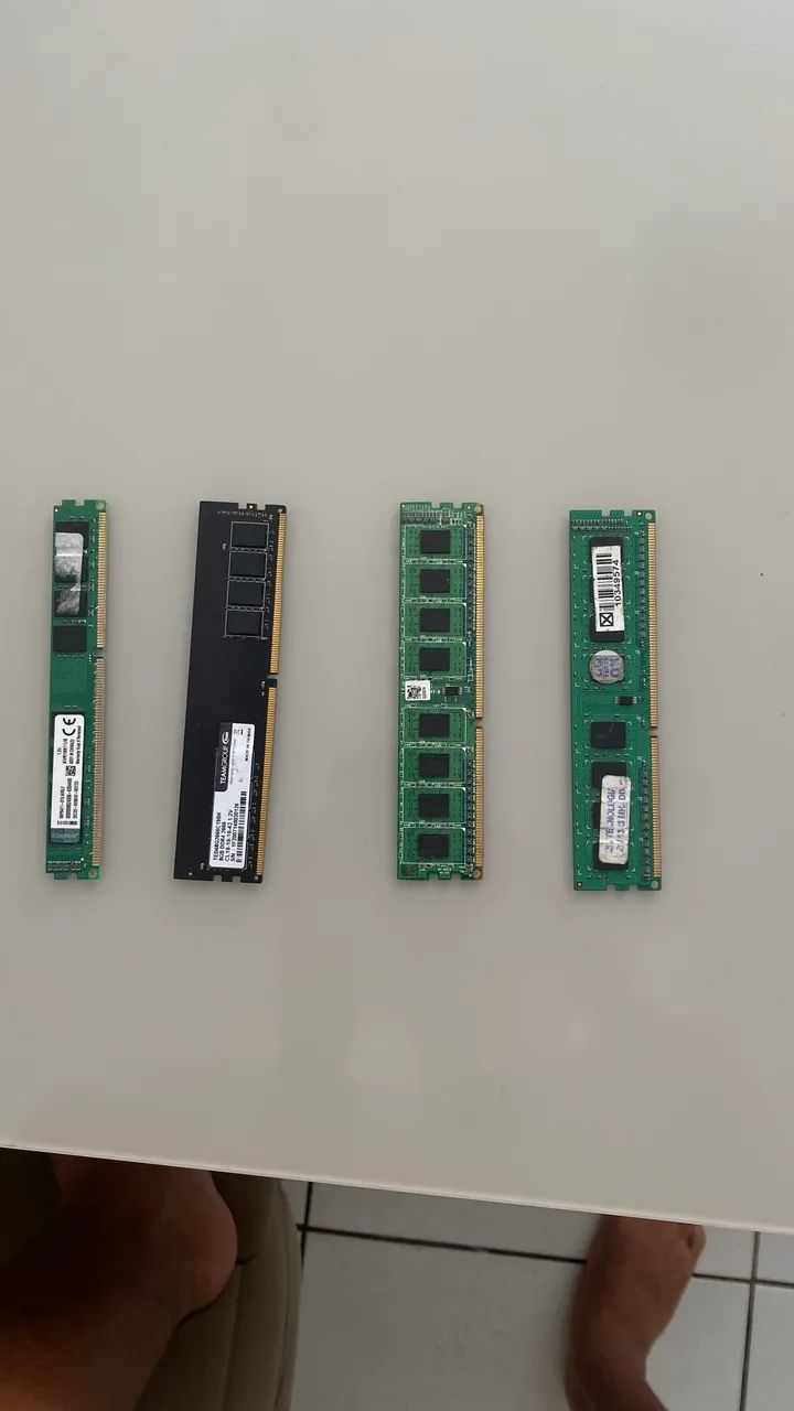 4 pentes de memoria ram 3 ddr3 e um ddr4
