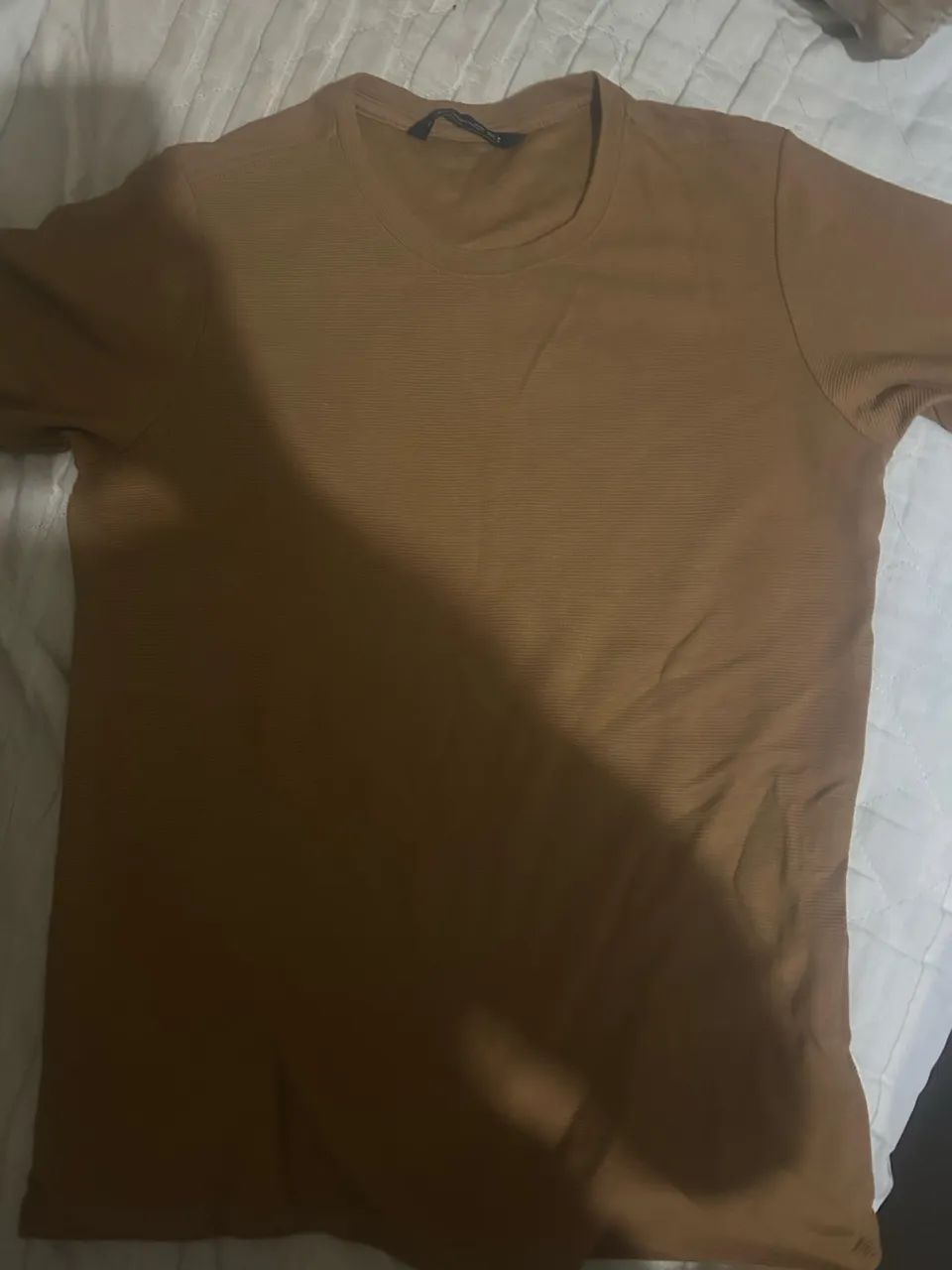 camiseta manga curta, marrom caramelo. em algodão peruano.