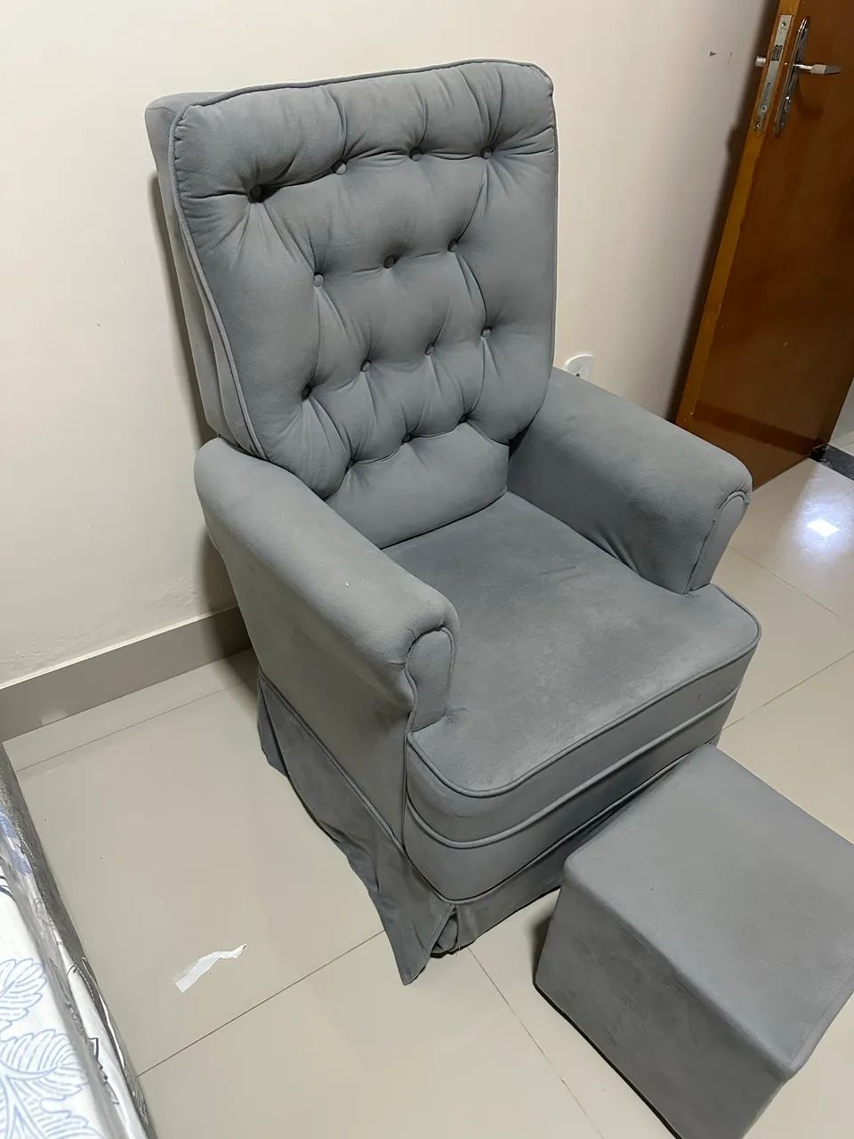Poltrona Cinza com Puff - Confortável e Bem Conservada - Foto 2