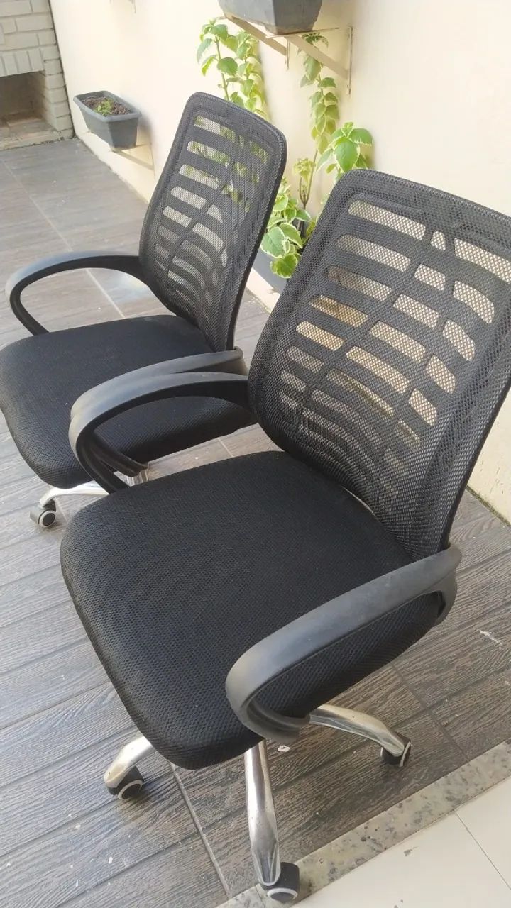 duas cadeira de escritório semi nova conservada  - Foto 2