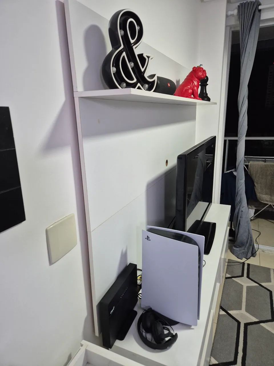 Rack com painel branco para sala de TV - Foto 2