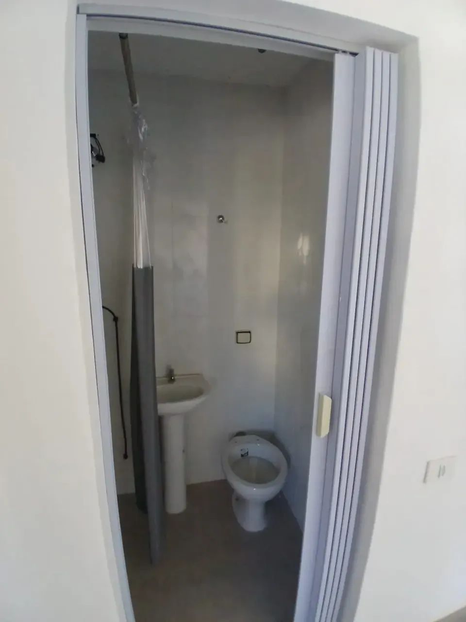 Kitnet no centro com agua e luz inclusa no aluguel - Foto 3