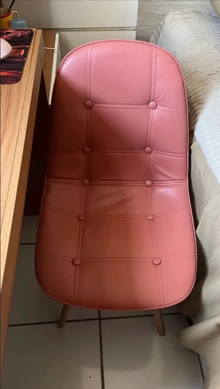 Cadeira rosa estofada