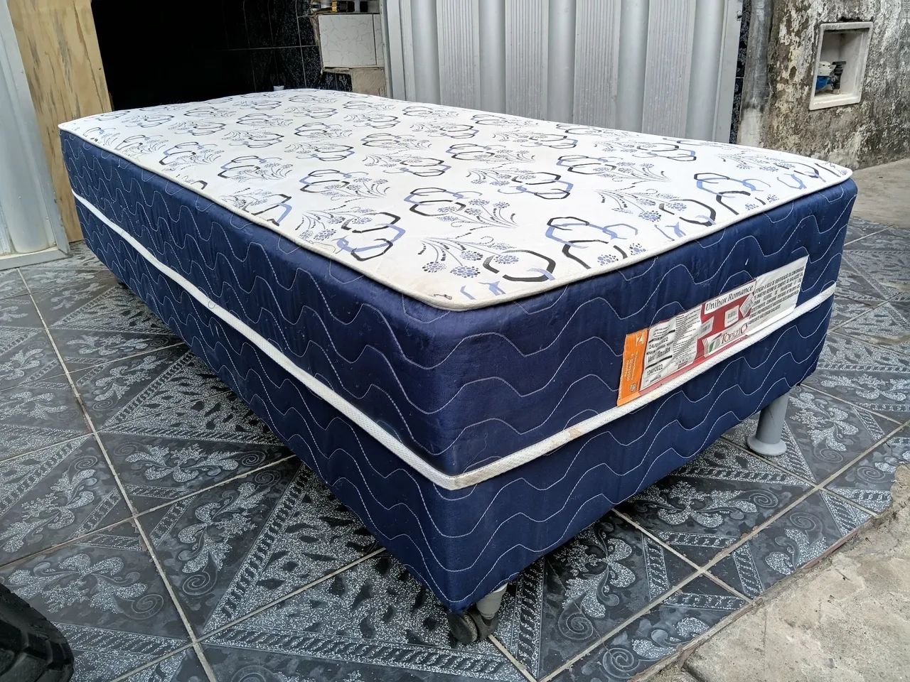 Cama solteiro seminova 