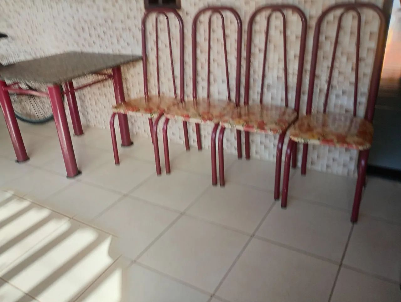 Mesa com quatro cadeiras 