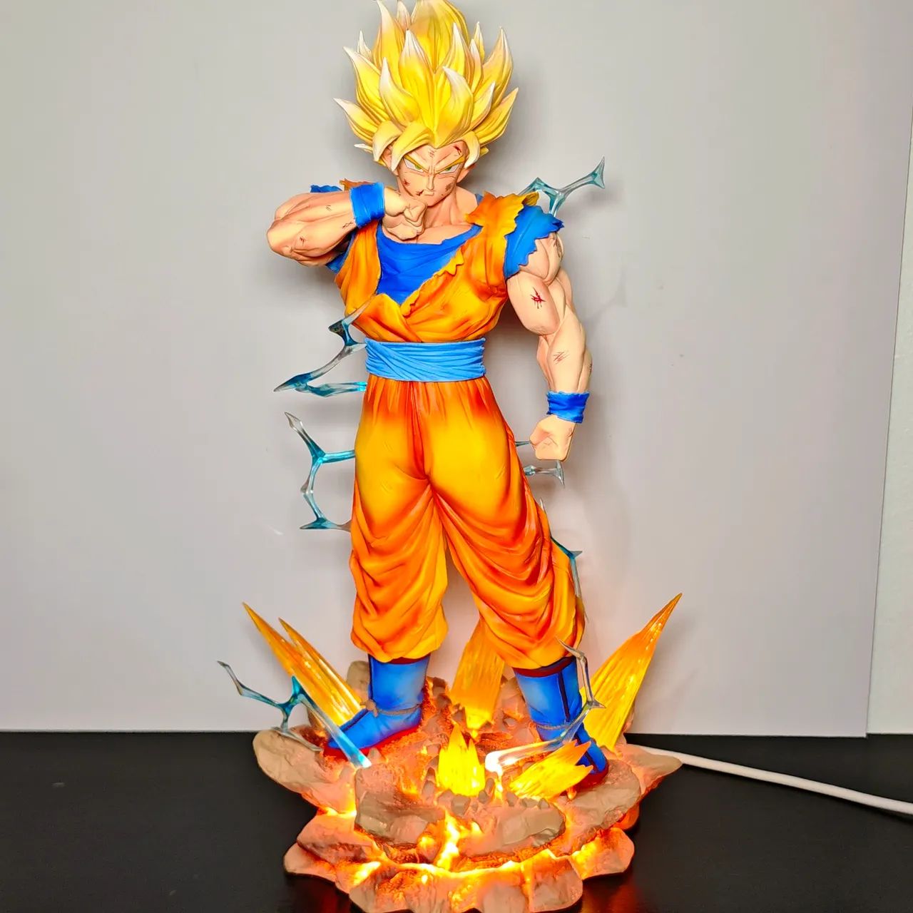 Action figure Goku ssj 2 com base com led 33 cm - figura Premium 