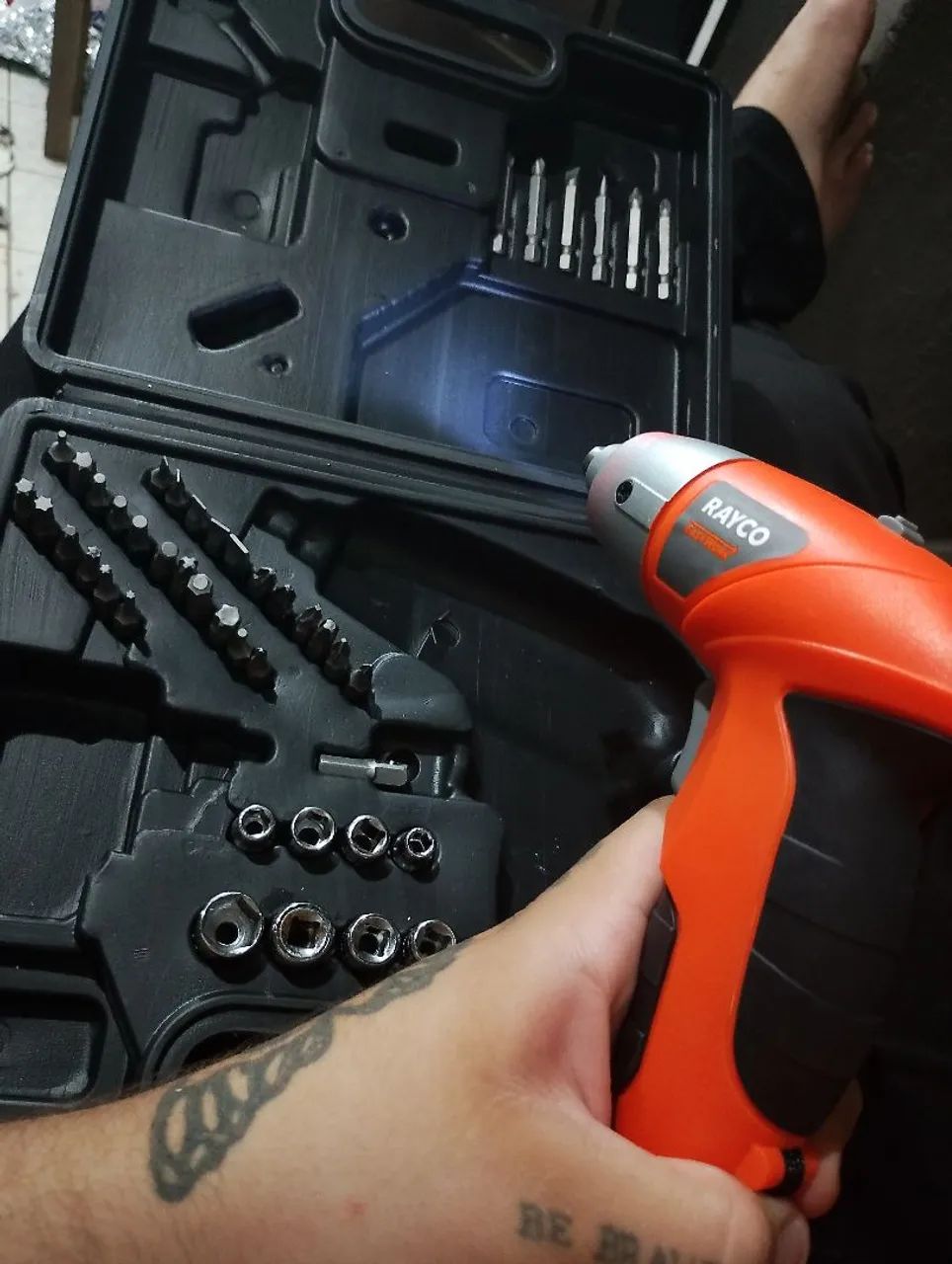 Parafusadeira elétrica com maleta e acessórios completos ? - Foto 2