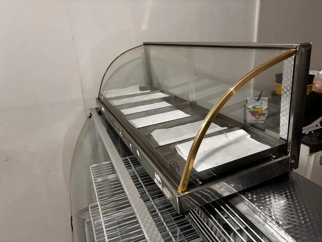 Balcão refrigerado e estufa de salgado 