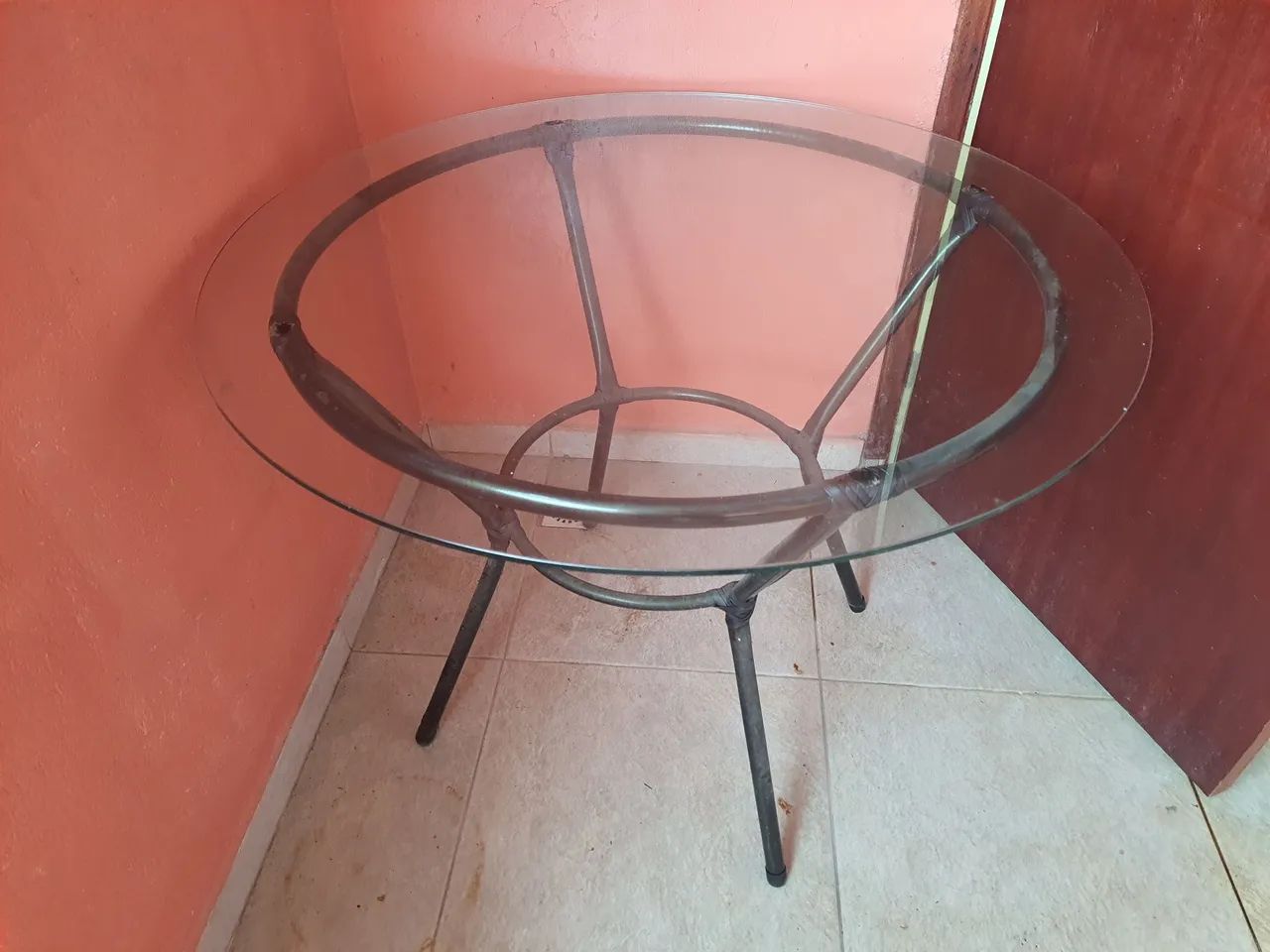 Mesa tampo de vidro de 1 metro de diâmetro com 4 cadeiras acolchoadas.
