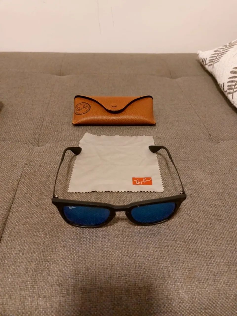 3 Óculos de Sol com Cases e Flanelas (Chillibeans e Ray-Ban) - Foto 4