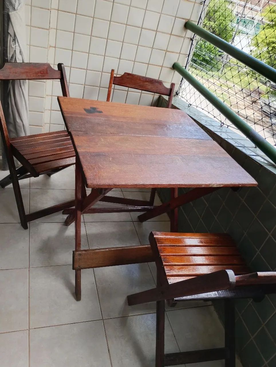 Mesa de madeira com 3 cadeiras  - Foto 2