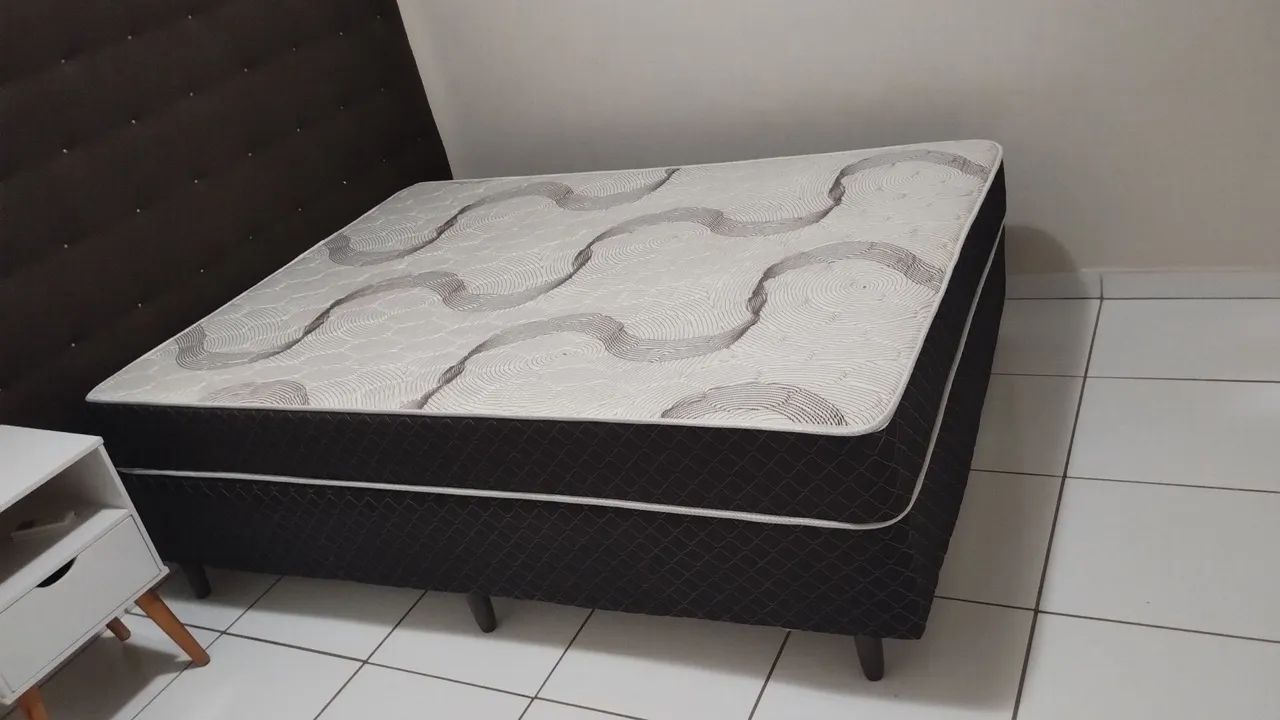 Cama casal em ótimo estado