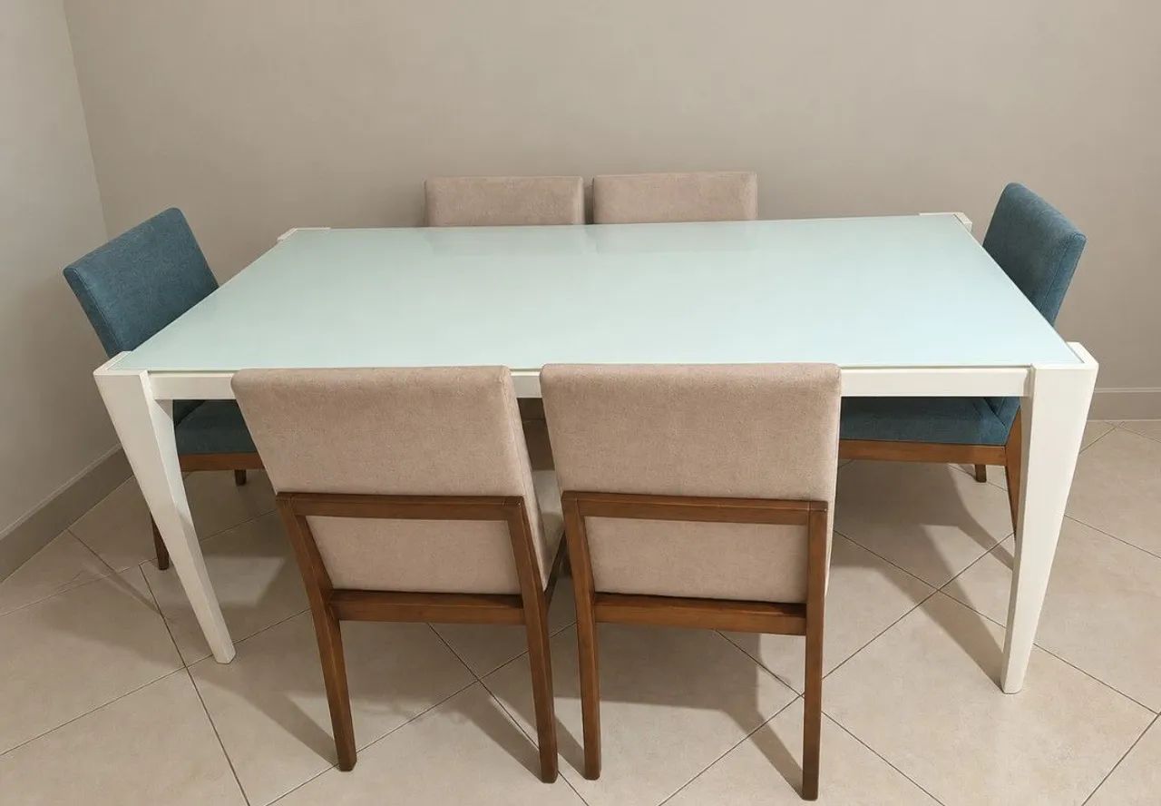 Mesa de jantar com cadeiras