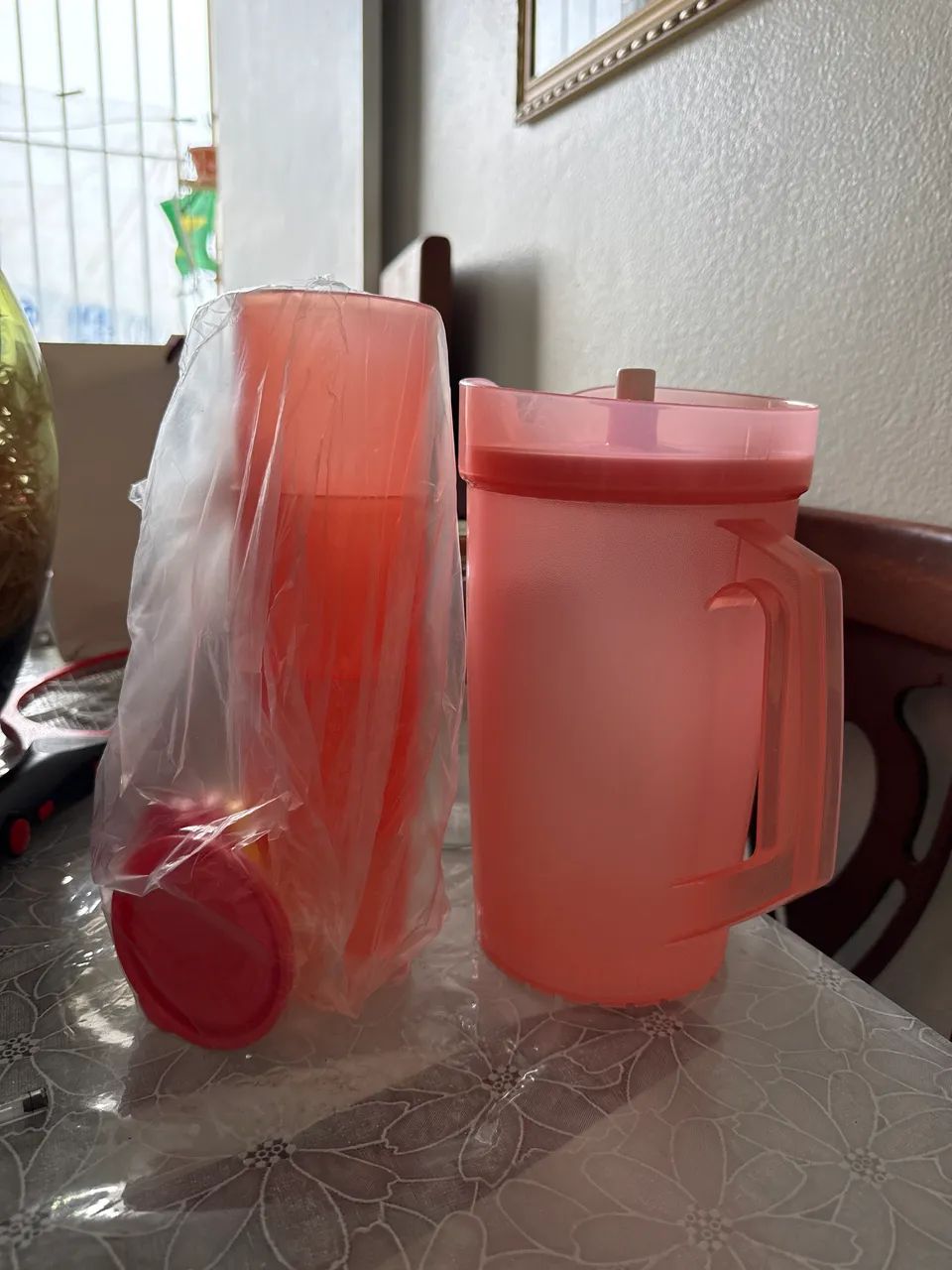 Jarra com tampa + copos Tupperware
