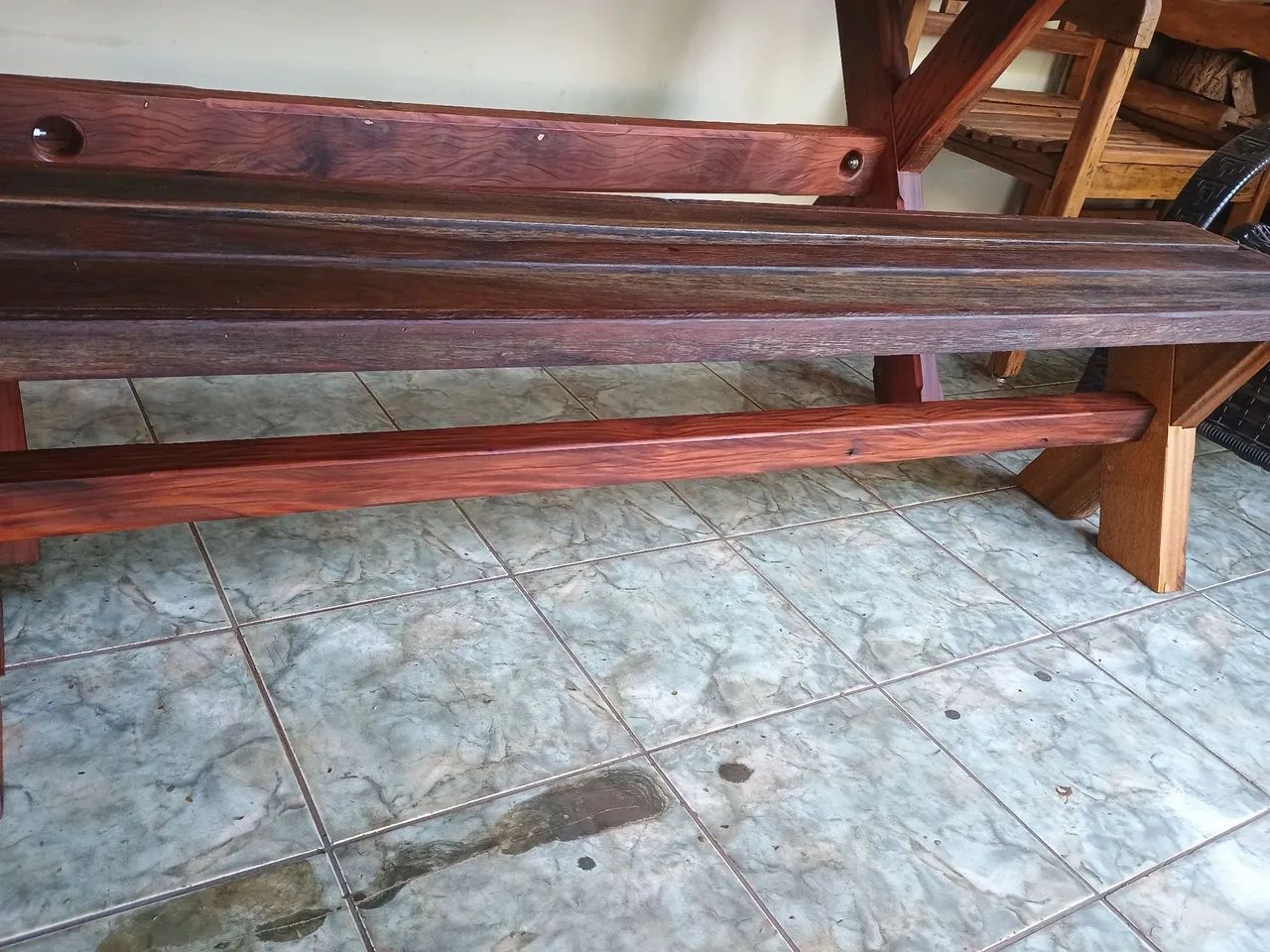 Mesa Ypê e peroba.1,92x78x81.com dois bancos. - Foto 5