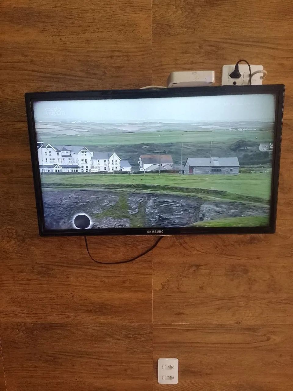 Tv Samsung 32 polegadas (com uma mancha na tela)