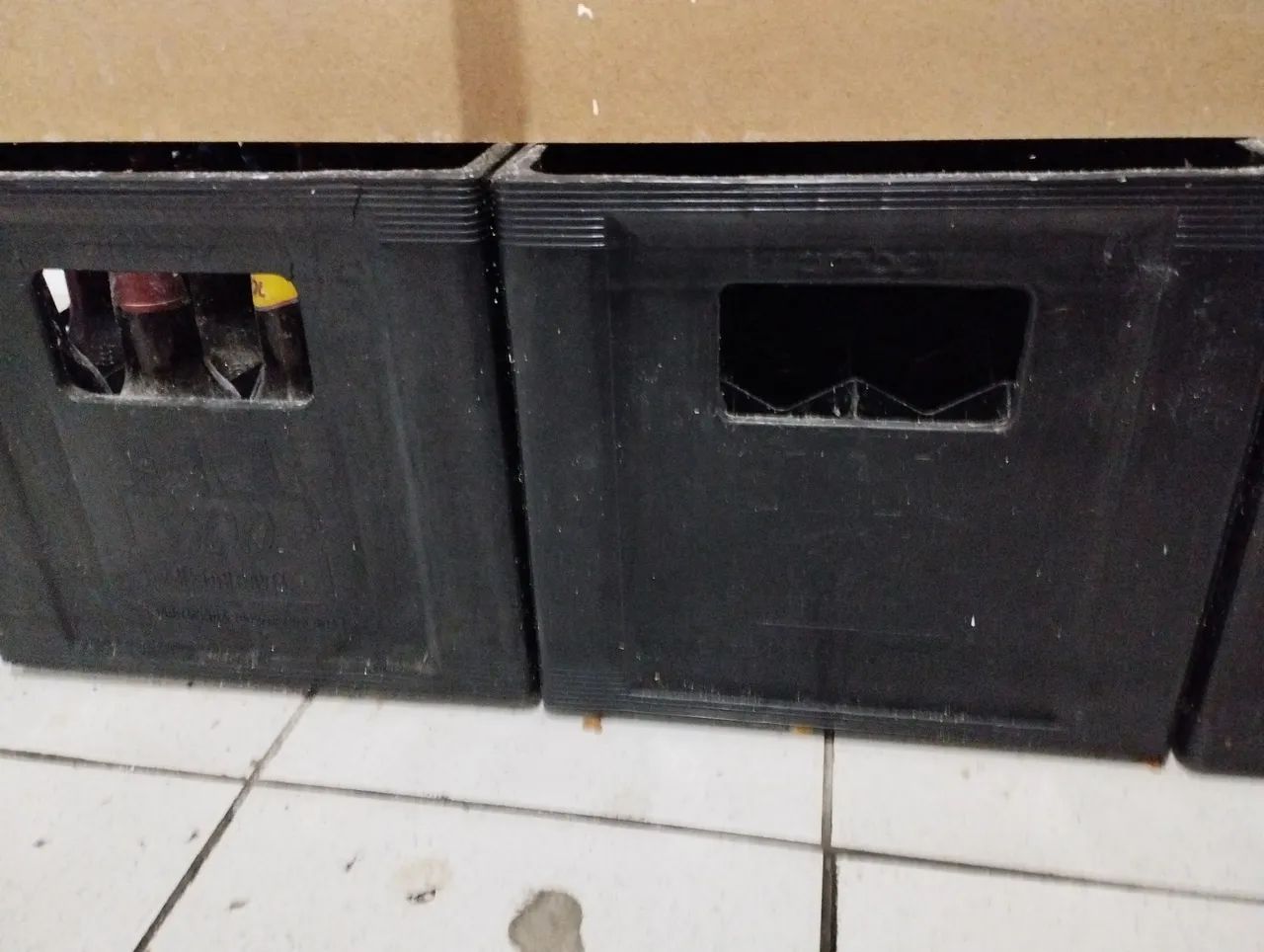 Vendo garrafeiras completa de 600ml. (Vazias) - Foto 2