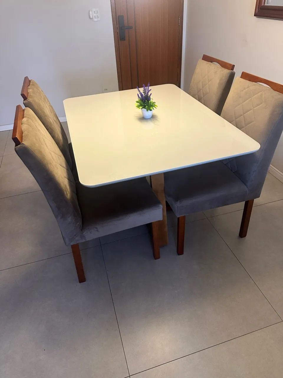 Mesa com 4 cadeiras  - Foto 2