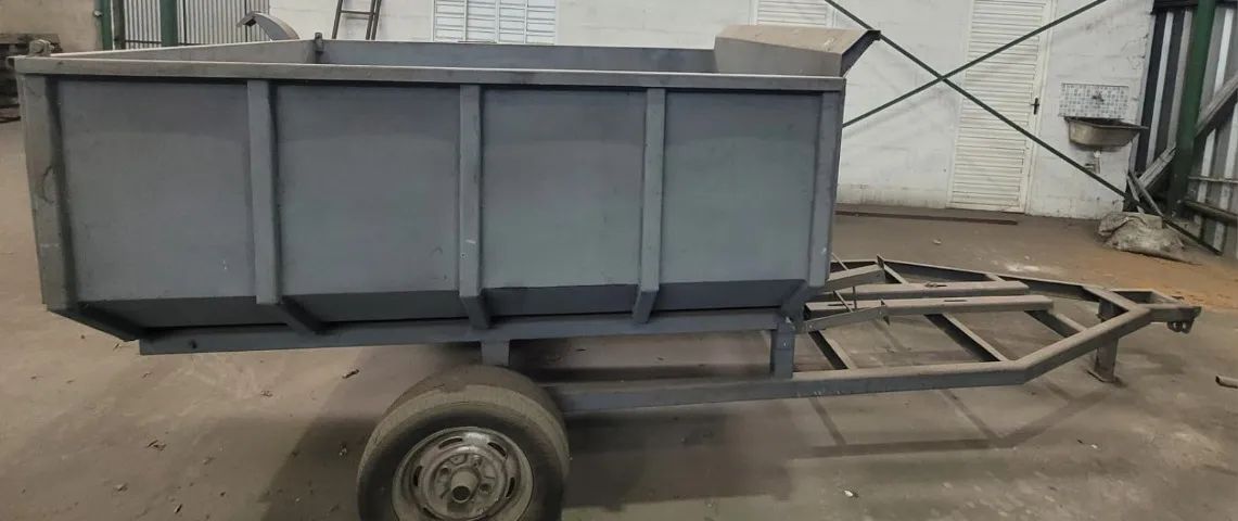 Carretinha agrícola basculável de 2,5m³ com ensilhadeira acoplada sem motor